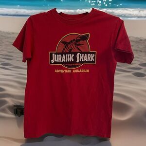Jurassic Shark Adventure Aquarium  T-Shirt Duck Co Kids Sz L Jurassic Park Logo